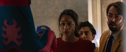 Toomes es salvada por el Hombre Araña.