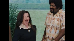 Харкнесс разговаривает с .