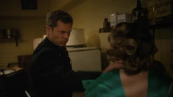 Эйбел схватил  за шею.