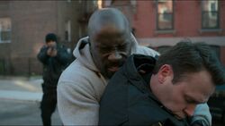 Luke Cage Protects a Cop-1x09