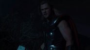 Thor interroga a Loki para conocer sus verdaderas intenciones.