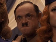 James Payton como Actor que interpreta a Adolf Hitler