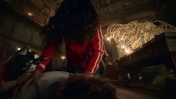 Эрнандес мешает  причинить вред 