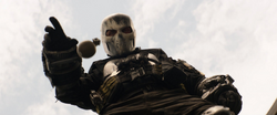 Crossbones le lanza una bomba a Romanoff