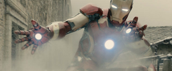 Iron Man apuntando AOU