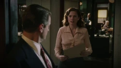 Carter le entrega a  el reporte de Jarvis.