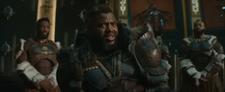 M'Baku escucha sobre Namor