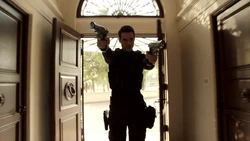 Уорд расстреливает охрану Куинна