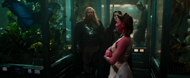 Sif y Volstagg son llevados por Carina