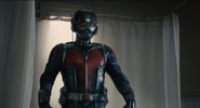 Scott usando el traje de Ant-Man.