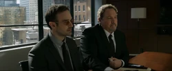 Murdock defiende a Hogan contra Control de Daños.