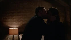 Фитц целует 