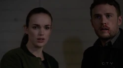 Симмонс и  наблюдают за поглотившей  