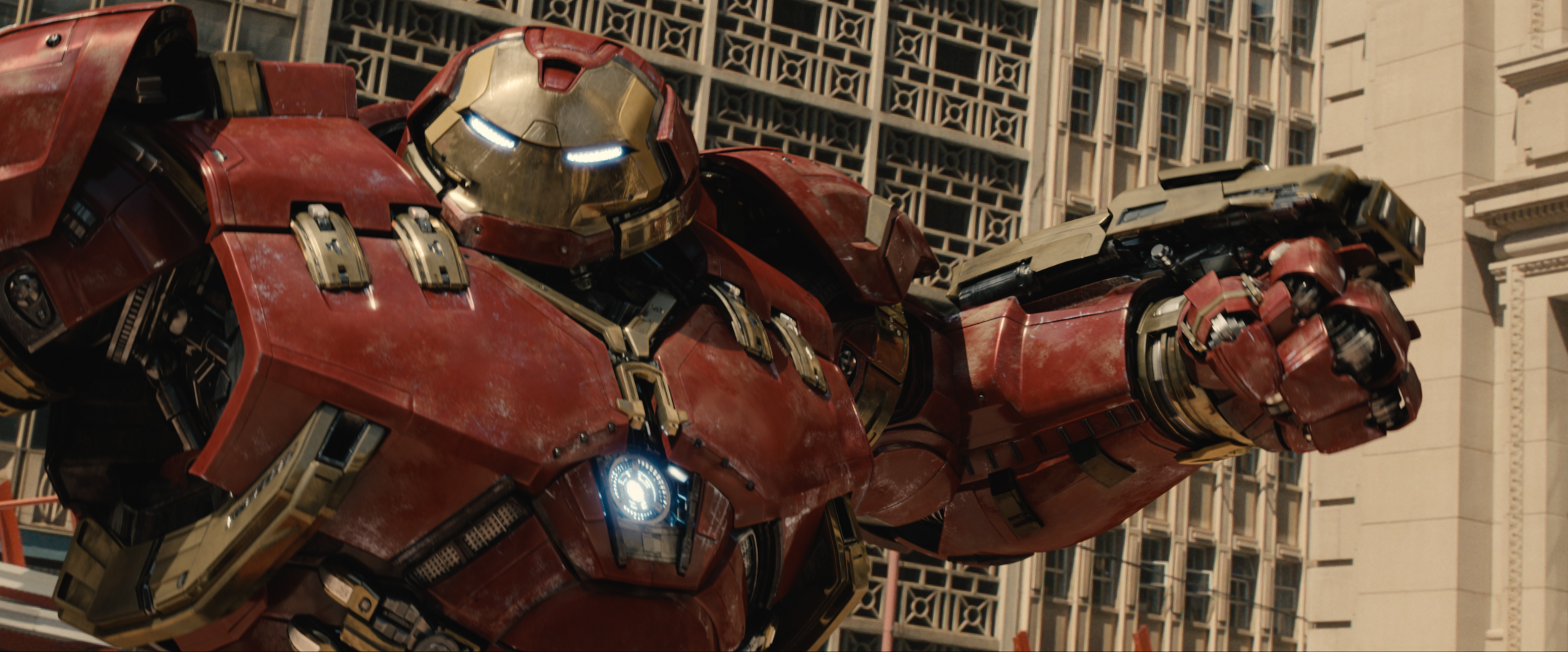 Avengers: Infinity War - Hulk wears the Hulkbuster armour