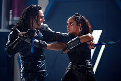  сражается против .