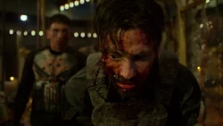 Лицо Руссо разорвано .