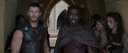 Thor aprende sobre el estado actual de Asgard por Heimdall.