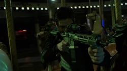 Руссо пытается попасть в .