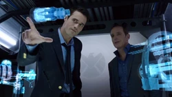 Уорд и Колсон пытаются работать за голографическим столом