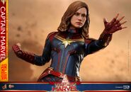 Captain Marvel Hot Toys 18