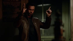 Уорд объясняет Морс принцип действия ловушки