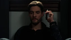 Руссо разговаривает с  по телефону.