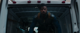 Killmonger sale de la camioneta