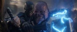Rogers intenta detener a Thanos de obtener el Nano Guantelete.