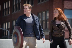Capitan America y Natasha Romanoff en el puente