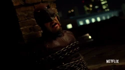 Daredevil se encuentra como rehén de Castle.