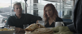 Rogers y Romanoff se reúnen con Banner en cafetería