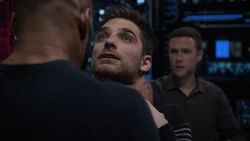 Фитц наблюдает за "игрой" 