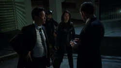 Фил Колсон и Куан Чен обсуждают план действий в лаборатории "Сороконожки"