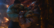 Hulk trata de someter a Thanos