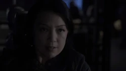 Мэй пытается вывести Зефир Один из гравитационного шторма