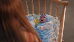 Максимофф в кроватке.