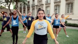 Молли возглавляет танцевальную команду.