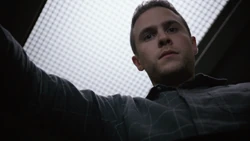 Фитц смотрит на тело 