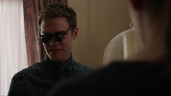 Фитц осматривает шпионские принадлежности деда Триплетта