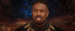 Killmonger mira el atardecer de Wakanda