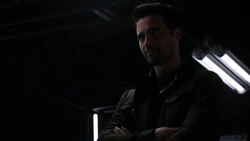 Уорд встречает захваченных Фитца и Симмонс