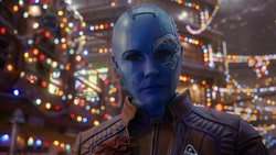 Nebula dándole un regalo a Rocket.