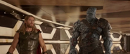 Thor conoce a Korg en el cuartel de los gladiadores.