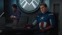 Capitan America en el Helicarrier con Banner atras