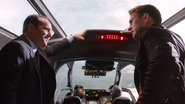 Rogers y Coulson viajan al Helicarrier.