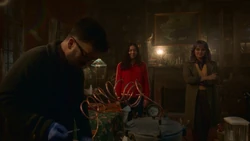 Эрнандес и  восхищаются инженерными талантами 