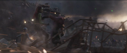 Gamora y Nebula combaten a los alienígenas