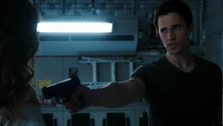 Уорд обучает Скай приёмам по обезоруживанию противника