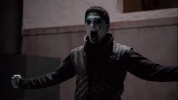 Касиус яростного нападает на .