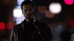 Уорд разговаривает с Колсоном по телефону